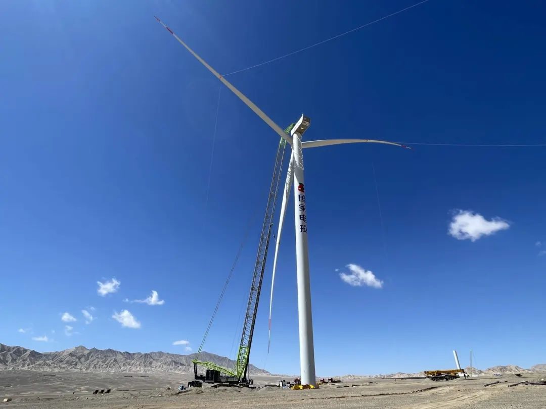 海西50萬千瓦風電項目首臺風機完成吊裝